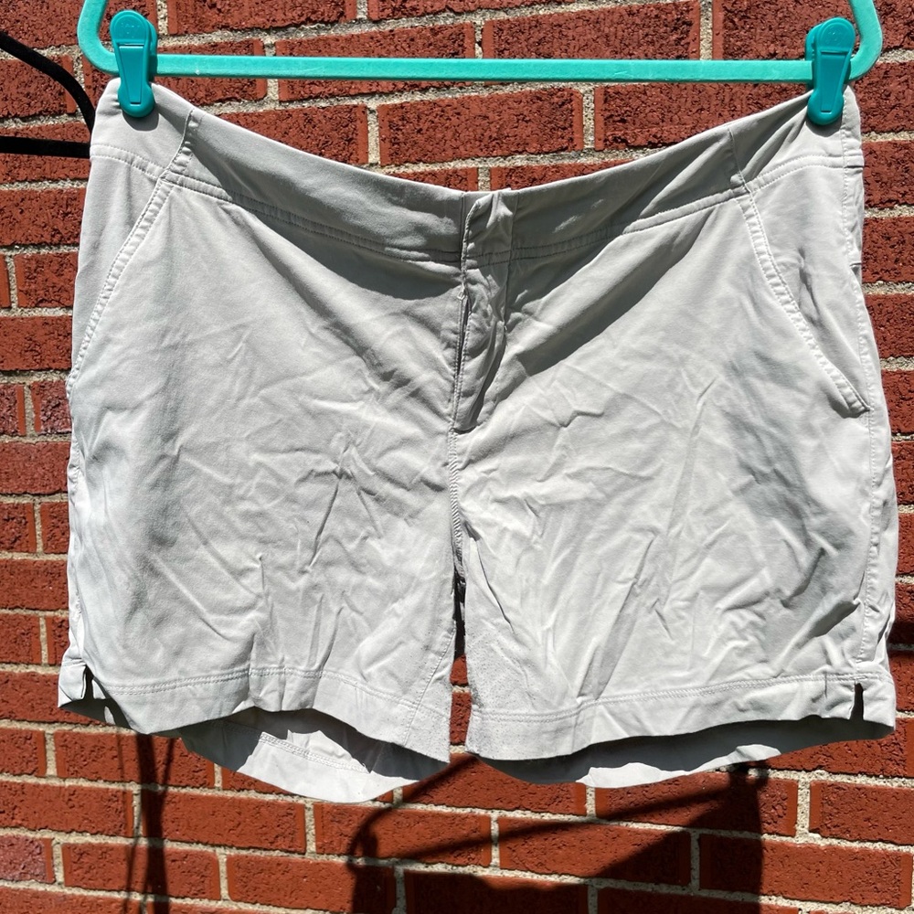 Columbia Women's Light Tan Shorts Size 14 Length 5